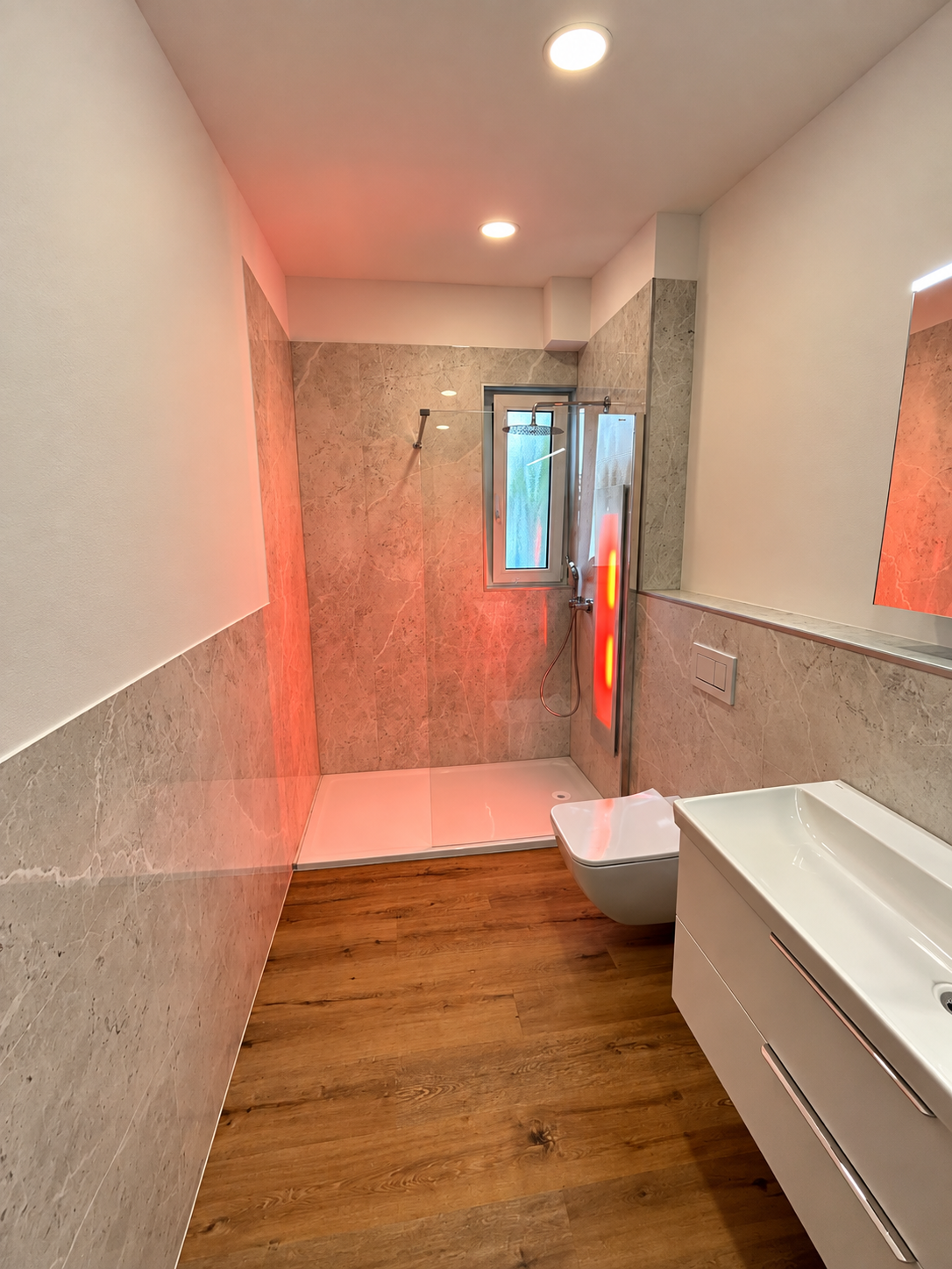 Dusche mit Wandplatten